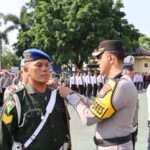 Dengan Gotong Royong Pasang Paving, Babinsa Pengkol Ciptakan Kebersamaan Bersama Warga Binaan