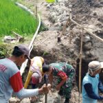 Serka Andik Bersama Warga Gotong Royong Bangun Saluran Irigasi 