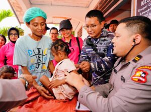 Ketum Bhayangkari Juliati Sigit Prabowo Tinjau Dua Posko Pengungsian Bencana Erupsi Gunung Lewotobi