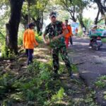 Bersama Relawan, Anggota Koramil 01/Ngawi Tebang Pohon Yang Membahayakan Pengguna Jalan.