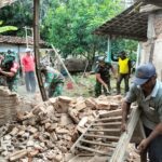 Peduli Warganya, Babinsa Kwadungan Bantu Rehab dan Pembongkaran Rumah Warga Binaan