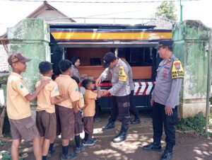 Mobil Cinta Polres Nganjuk Kembali Berbagi Ratusan Kotak Makan Siang Sehat Gratis