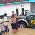 Cepat Polisi Bersama TNI dan BPBD Evakuasi Warga Terdampak Banjir di Jember