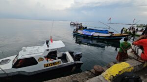 Polres Probolinggo Kirim Bantuan Air Mineral ke Warga Pulau Gili Ketapang