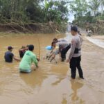 Polisi Peduli, Polres Blitar Salurkan Bantuan dan Siapkan Dapur Umum untuk Warga Terdampak Banjir