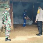 Cegah Demam Berdarah,Babinsa Koramil Sine Bersama Babinkamtibmas Dan Petugas Kesehatan Laksanakan Fogging 