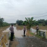 Antisipasi Banjir, Polisi Ngawi Cek Debit Air Sungai dan Imbau Warga Pangkur