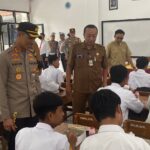 *“Si Sumeh” dan “Si Sabar” Polres Pasuruan Kota Kembali Berbagi Makanan Sehat Bergizi Gratis bagi Pelajar*