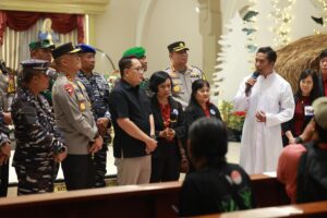 Kapolda Jatim Bersama Jajaran Forkopimda Kunjungi Sejumlah Gereja Pastikan Natal Aman dan Kondusif