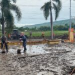 Sinergitas Polisi Bersama TNI dan Warga Bersihkan Lumpur Pasca Banjir di Situbondo