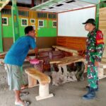 Dukung UMKM Diwilayahnya, Babinsa Koramil Karangjati Sambangi Pengrajin Mebel Kayu Jati di Desa Rejuno