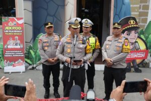 Polda Jatim Siagakan 100 Personel Gabungan di Bundaran Waru, Malam Pergantian Tahun Berjalan Lancar