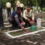 Kenang Jasa Pahlawan, Polres Ngawi bersama Pengguna dan Satpam, Ziarah di TMP 