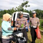 Satlantas Polres Magetan Gelar Jumat Berkah, Bagikan Nasi Bungkus untuk Warga