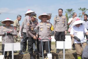 Kapolda Jatim dan Pj.Gubernur Tanam Jagung Serentak 1 Juta Hektar di Blitar Untuk Ketahanan Pangan Nasional