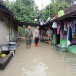 Gerak Cepat, Babinsa Koramil Ngawi Terus Lakukan Pemantauan Warga Terdampak Banjir 