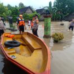 Sinergitas Polisi dan TNI Tanggap Bencana Sigap Bantu Warga Terdampak Banjir di Ngawi