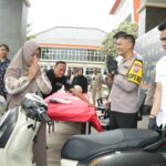 Senyum Seorang Ibu Rumah Tangga di Gresik Saat Polisi Temukan Motor dan Kembalikan Kurang dari 24 Jam