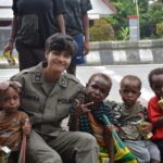 Dukung Tumbuh Kembang Anak Papua, Personel Ops Damai Cartenz-2025 Berbagi Susu Kotak di Mimika