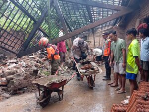 Polisi Ngawi Bantu Evakuasi Rumah Terdampak Longsor di Jogorogo