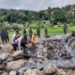 Gotong Royong, Polisi Bersama TNI dan Warga Bersihkan Material Banjir Bandang di Bondowoso