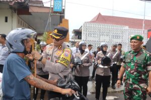 Kapolres Gresik dan Bupati Berbagi Makan Bergizi untuk Pelajar Sekolah Dasar