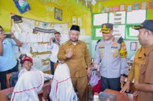 Kapolres Gresik dan Bupati Berbagi Makan Bergizi untuk Pelajar Sekolah Dasar