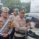 Sosialisasi Ops Keselamatan Semeru 2025, Satlantas Polres Magetan Bagikan Pamflet, Bunga, Hingga Coklat kepada Pengendara