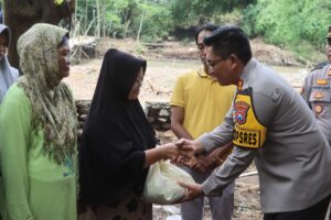 Peringati HPN 2025, Wartawan Bersama Polres Probolinggo Beri Bantuan Warga yang Terisolir Akibat Banjir