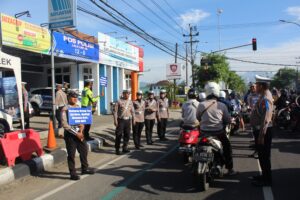 Momen Valentine, Polres Trenggalek Sosialisasi Tertib Lalin dengan Bag-bagi Coklat dan Boneka