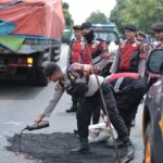 Harkamtibmas, Polres Situbondo Patroli Sambil Tambal Jalan Berlubang