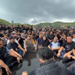 Momen Kapolresta Malang Kota Basah Kuyup, Duduk Bersila Ngobrol Bareng Mahasiswa Saat Suarakan Aspirasi