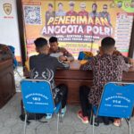 Kapolres Probolinggo Datangi Lokasi Pastikan Penyebab Jatuhnya Batu Besar di Jalan Raya Paiton