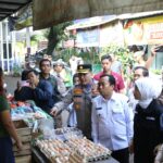 Sidak Pasar Bersama Forkopimda, Kapolresta Malang Kota Ingatkan Tengkulak Agar Tidak Timbun Bahan Pokok