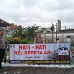 Operasi Keselamatan Semeru 2025 Polres Jember Pasang Banner Peringatan di Perlintasan KA