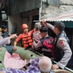 Polisi Evakuasi Lansia Korban Terdampak Banjir di Cengkareng