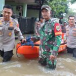 Polri Turun Evakuasi Bantu Warga Korban Banjir di Bekasi dan Depok