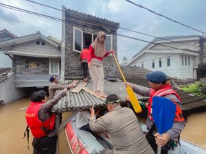 Cerita Kapolsek Pesanggrahan Evakuasi Warga Banjir yang Terjebak dari Lantai Dua