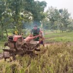 Babinsa Koramil 08/Jogorogo Dampingi Petani Bajak Sawah 