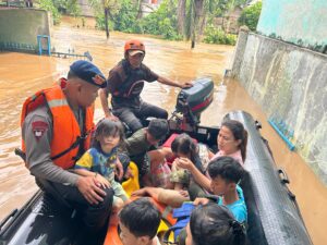 Tim SAR Korbrimob Polri Gerak Cepat Evakuasi Korban Banjir di Jakarta Timur