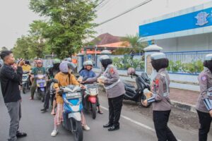 Polres Jember Himbau Masyarakat Tertib Lalu Lintas di Bulan Ramadhan Dengan Berbagi Takjil