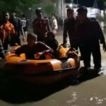 Polres Probolinggo Bersama BPBD Evakuasi Warga dan Berbagi Makan Sahur Saat Banjir di Krejengan