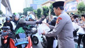 Polri dan Media Bersinergi Berbagi Takjil Serentak di Seluruh Indonesia