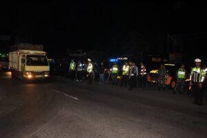 Humanis, Polisi Berhasil Bubarkan Pesilat yang Tutup Akses Jalan Malang - Blitar