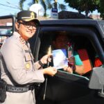 Kapolres Magetan Pimpin Sosialisasi Operasi Patuh Semeru 2025, Bagikan Brosur, Bunga hingga Coklat kepada masyarakat