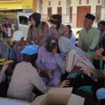 Polwan Polres Pasuruan Kota Beri Pendampingan Keluarga 3 Pemancing yang Hilang di Perairan Lekok