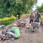Berikan Motivasi, Babinsa Koramil 01/Ngawi Kerja Bakti Pembuatan Tanggul Penahan Tanah