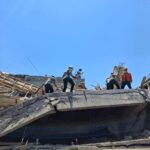 Tim SAR Brimob Polda Jatim Sisir Puing Bangunan Roboh di Ponpes Al Khoziny
