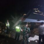 Polisi Ngawi Bantu Evakuasi Pohon Tumbang di Karanganyar