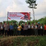 Jaga Ekosistem Sungai Polres Tulungagung Tebar 5.000 Benih Ikan Tombro di Boyolangu